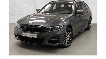 Grau Gebraucht 2021 BMW 330e M Sport Kombi | 27.940 € (Fairer Preis)
