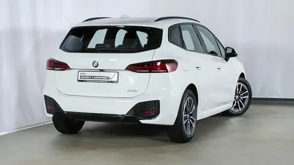 Weiss Gebraucht 2025 BMW 218 Active Tourer M Sport Van / Kleinbus | 31.260 € (Superpreis)