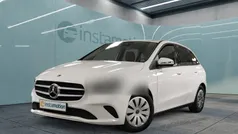 Weiß Gebraucht 2022 Mercedes B180 Van / Kleinbus | 26.588 € (Fairer Preis)
