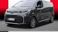 Grau Gebraucht 2024 Toyota Proace Verso Team Kombi | 41.990 € (Fairer Preis)