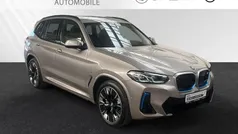 Kaschmirsilber metallic Gebraucht 2024 BMW iX3 Impressive SUV | 53.888 € (Superpreis)
