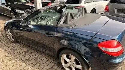 Gebraucht Mercedes SLK200 163 PS (119 kW) 2007 Benitoitblaumetallic Cabrio
