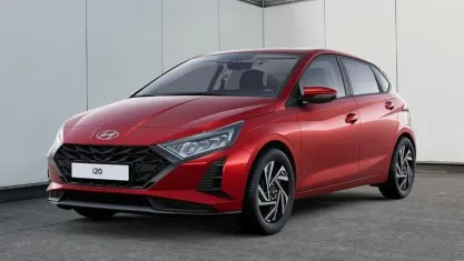 Gebraucht Hyundai i20 Trend 101 PS (74 kW) 2025 Dragon red Kleinwagen
