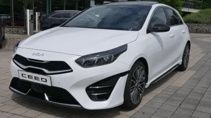 Neu Kia Ceed GT GT-Line 140 PS (102 kW) 2025 Deluxeweiss metallic Limousine
