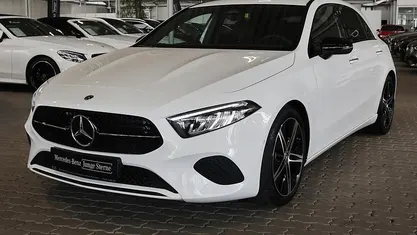 Gebraucht Mercedes A180 Progressive 136 PS (100 kW) 2024 Unilack polarweiß Limousine