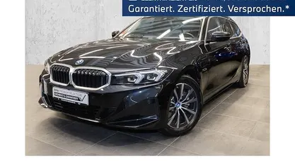 Schwarz Gebraucht 2022 BMW 320e Sport Line Kombi | 30.970 € (Fairer Preis)