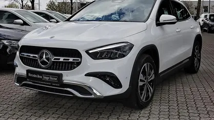 Gebraucht Mercedes GLA180 Progressive 136 PS (100 kW) 2024 Unilack polarweiß SUV