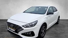 Weiß Gebraucht 2021 Hyundai i30 Intro Edition Limousine | 16.790 € (Fairer Preis)