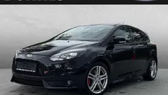 Grau (magneticgrau metallic) Gebraucht 2013 Ford Focus Active Kombi | 11.860 €