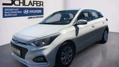 Gebraucht Hyundai i20 Select 75 PS (55 kW) 2019 Polar white / sol Kleinwagen