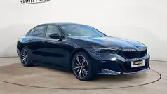 Carbonschwarz metallic Gebraucht 2024 BMW 550e M Sport Limousine | 72.270 € (Guter Preis)