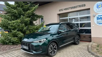 Neu MG ZS Luxury 194 PS (142 kW) 2026 (gjy) green met. SUV