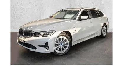 Gebraucht BMW 320 Advantage 163 PS (119 kW) 2022 Mineralweiss Kombi