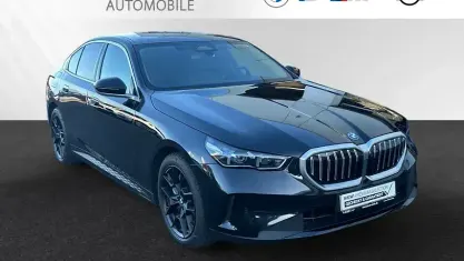 Gebraucht BMW 550e Comfort Edition 489 PS (359 kW) 2024 Black sapphire metallic Limousine