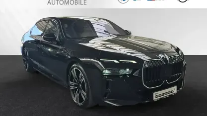 Gebraucht BMW 750e M Sport 489 PS (359 kW) 2025 Saphirschwarz metallic Limousine