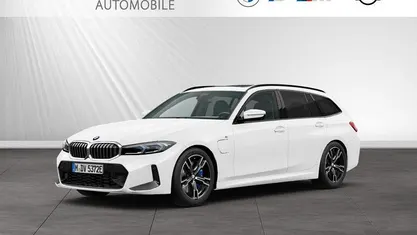Alpinweiss Gebraucht 2024 BMW 330e M Sport Kombi | 45.674 € (Superpreis)