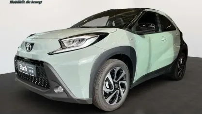 Neu Toyota Aygo X 72 PS (52 kW) 2025 Urban khaki SUV