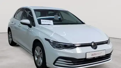 Second-hand VW Golf VIII Life 131 CP (96 kW) 2022 Alb Berlinǎ