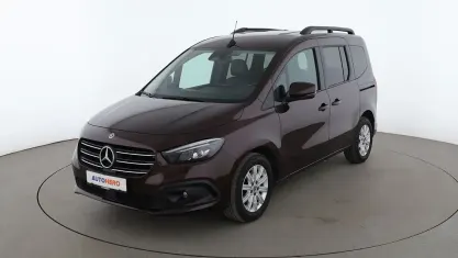 Gebraucht Mercedes T180 Progressive 131 PS (96 kW) 2023 Rot Van / Kleinbus