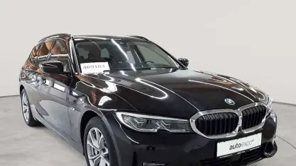Gebraucht BMW 330e Sport Line 184 PS (135 kW) 2021 Saphirschwarz metallic Kombi