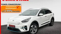 Weiss ((ud) schneeweiß) Gebraucht 2021 Kia e-Niro 3 SUV | 17.979 € (Fairer Preis)