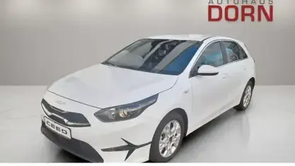 Używany Kia Ceed Vision 101 KM (74 kW) 2025 Biały Hatchback