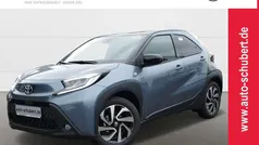 Celestite grey metallic / nigh Gebraucht 2024 Toyota Aygo Comfort Kleinwagen | 16.890 € (Fairer Preis)