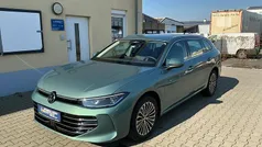 Maripositgrün metallic Neu 2025 VW Passat Elegance Kombi | 44.890 € (Superpreis)