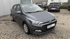 Star dust Gebraucht 2017 Hyundai i20 Trend Limousine | 10.590 € (Etwas zu teuer)