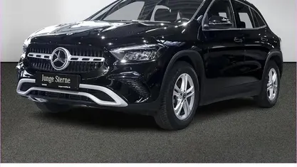 Gebraucht Mercedes GLA200 163 PS (119 kW) 2024 Unilack nachtschwarz SUV