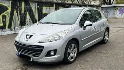 Gebraucht Peugeot 207 Premium 120 PS (88 kW) 2011 Silber Limousine