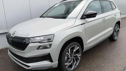 Graphitgrau metallic Neu 2025 Skoda Karoq SportLine SUV | 36.990 € (Fairer Preis)