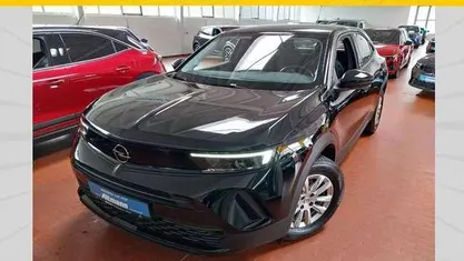 Gebraucht Opel Mokka Enjoy 131 PS (96 kW) 2024 Lackierung schwarz perla nera/ SUV