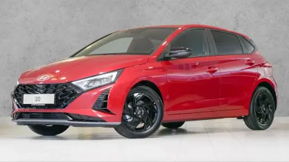 Neu Hyundai i20 Blackline 90 PS (66 kW) 2026 Dragon red Kleinwagen