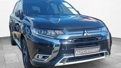 Pantherschwarz (p) Gebraucht 2018 Mitsubishi Outlander P-HEV Top SUV | 22.490 € (Teuer)
