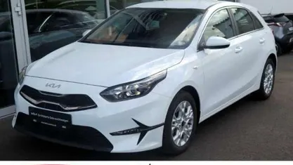 Weiß Gebraucht 2024 Kia Ceed Comfort Kleinwagen | 19.970 € (Fairer Preis)