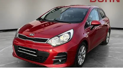 Rot Gebraucht 2015 Kia Rio DREAM-TEAM Edition Limousine | 8.890 € (Etwas zu teuer)