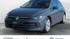 Delfingrau metallic Gebraucht 2024 VW Golf VIII Style Limousine | 32.495 € (Fairer Preis)