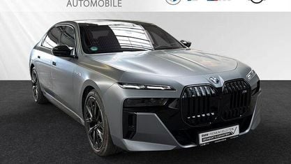 Gebraucht BMW M760e M Sport 571 PS (419 kW) 2025 Bmw individual frozen pure grey metallic Limousine