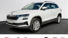 Moonweiß perleffekt Gebraucht 2024 Skoda Karoq Selection SUV | 30.990 € (Fairer Preis)
