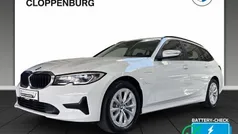 Alpinweiß uni Gebraucht 2020 BMW 330e Advantage Kombi | 24.480 € (Fairer Preis)