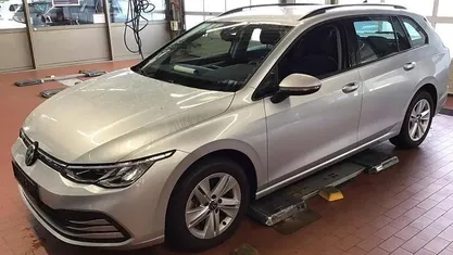 Silber Gebraucht 2023 VW Golf VIII Life Kombi | 22.830 € (Fairer Preis)