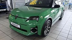 Pop green!, black pearlschwarz metallic (grün) Gebraucht 2025 Renault 5 E-Tech Urban | 29.990 € (Fairer Preis)