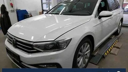Gebraucht VW Passat Elegance 150 PS (110 kW) 2024 Gletscherweiß metallic Kombi