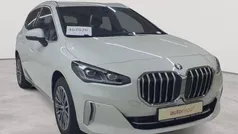 Mineralweiß metallic Gebraucht 2023 BMW 218 Active Tourer Luxury Line Van / Kleinbus | 28.590 € (Fairer Preis)