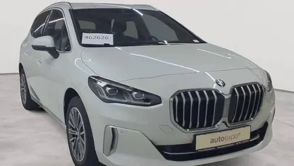 Gebraucht BMW 218 Active Tourer Luxury Line 150 PS (110 kW) 2023 Mineralweiß metallic Van / Kleinbus