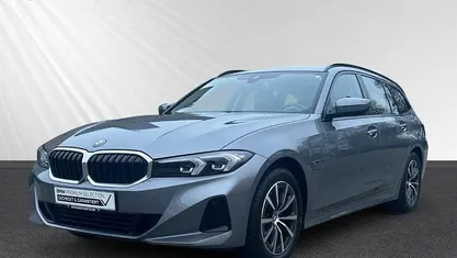 Gebraucht BMW 330e Sport Line 292 PS (214 kW) 2022 Skyscraper grau metallic Kombi
