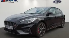 Obsidianschwarz metallic Gebraucht 2020 Ford Focus ST Limousine | 24.980 € (Fairer Preis)