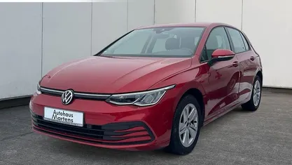 Gebraucht VW Golf VIII Life 131 PS (96 kW) 2022 Rot Limousine