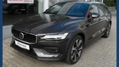 Platinum grey / metallic Gebraucht 2023 Volvo V60 CC Plus Kombi | 44.990 € (Fairer Preis)